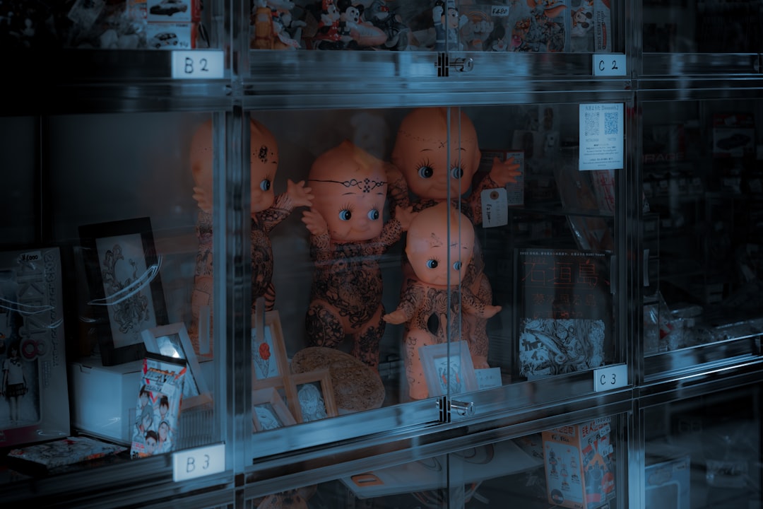 Robot asistencial interactuando con un paciente anciano
